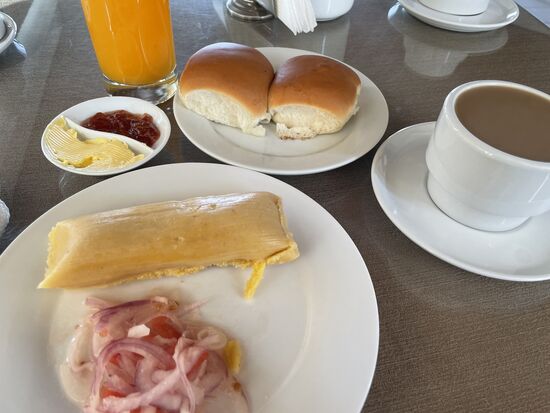 Ein neues Frühstück: Humita aus Maismehl. Mais wird in Iquitos nicht viel gegessen, Tarapoto liegt auf 350 m, da wächst Mais.