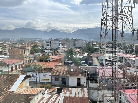 Der Blick aus dem Fenster zeigt mir einen Ort in den Bergen.