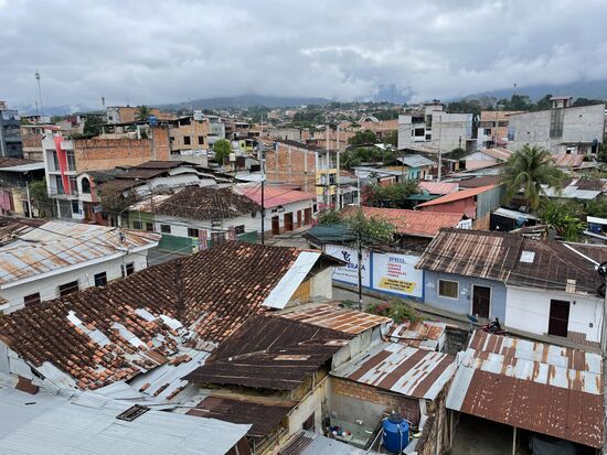 Aussicht vom Frühstücksraum im 5. Stockwerk. Es ist ein nebliger Morgen.