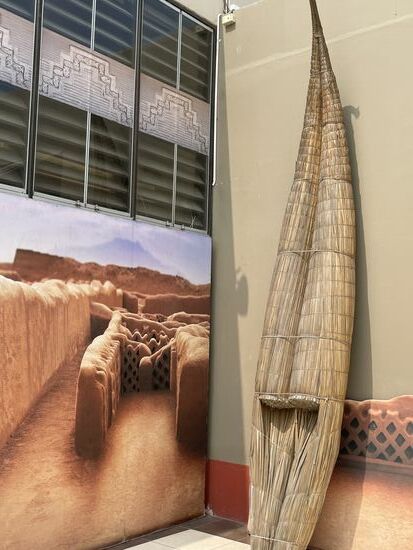 die traditionellen Fischerboote, Caballitos de Totora werden noch heute benutzt.