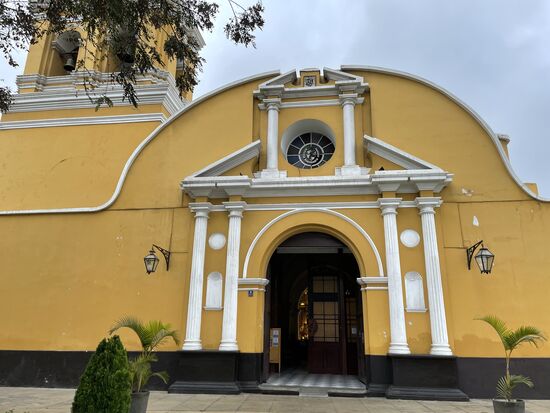 Eine kleine Kirche in der Nähe des Hauptplatzes