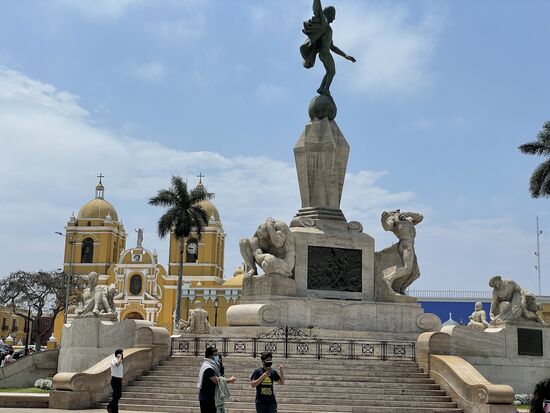 Die Statue soll die Freiheit symbolisieren. - Plaza de Armas, Trujillo