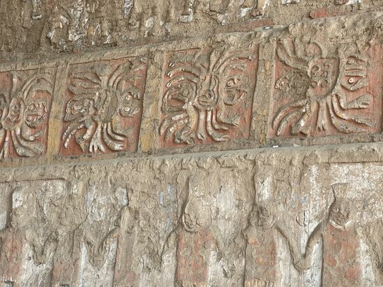 Spinnen mit zwei Köpfen, einem Menschen- und einem Tierkopf