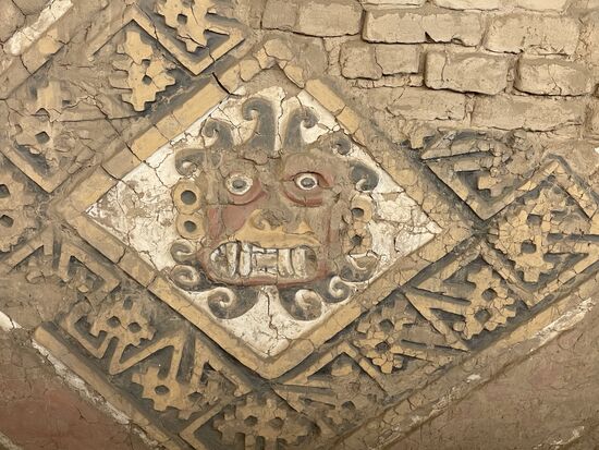 verschiedene Symbole: Wellenbewegungen in den Haaren und rund um den Kopf, grosse Zähne als Verbindung zu katzenartigen Tieren, grosse Augen als Zeichen von unter Drogen stehenden Priestern