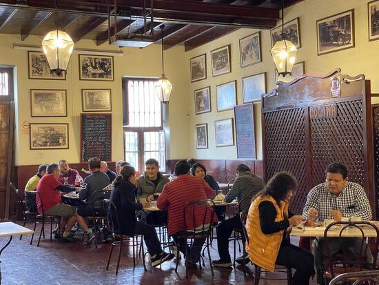 Viele Fotos an den Wänden erzählen die Geschichte der Einwandererfamilie mit ihrem Erfolg. https://antiguatabernaqueirolo.com/