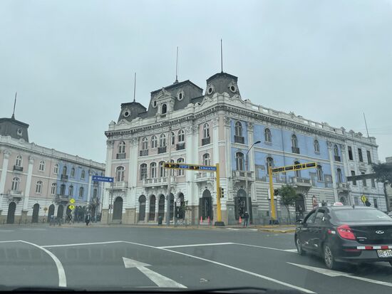 Plaza dos de Mayo - an der Seite kann man noch die frühere Farbe erkennen, weil nich alle Häuser komplett umgestrichen wurden.