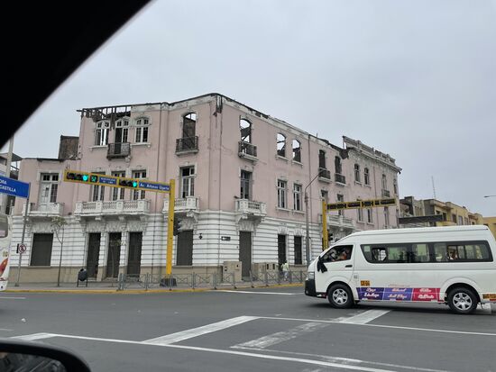 Hier hat es vor knapp 10 Jahren unter dem Dach gebrannt. Statt zu reparieren, lässt man das Haus verfallen.