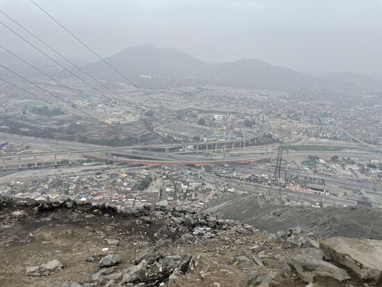 die grosse Fläche die weit hinten am Berg zu sehen ist, sind die Friedhöfe von Lima