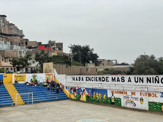 Sportplätze gibt es überall in der Stadt, auch im Barrio baja, wie die Slums spanisch genannt werden.