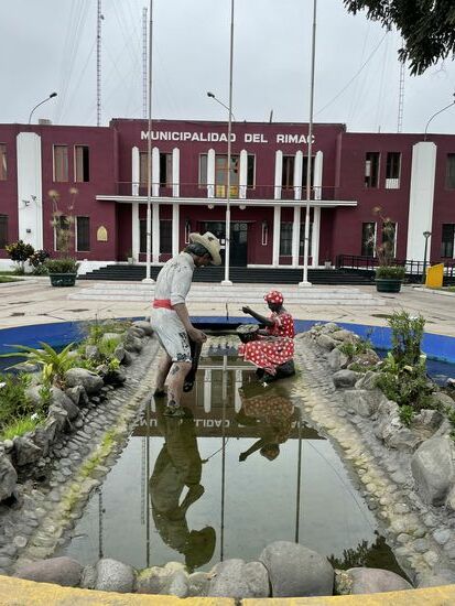 Die beiden Leute sollen das Leben von früher hier in der Gegend symbolisieren, als im Fluss Rimac noch Krebse gefischt werden konnten.
