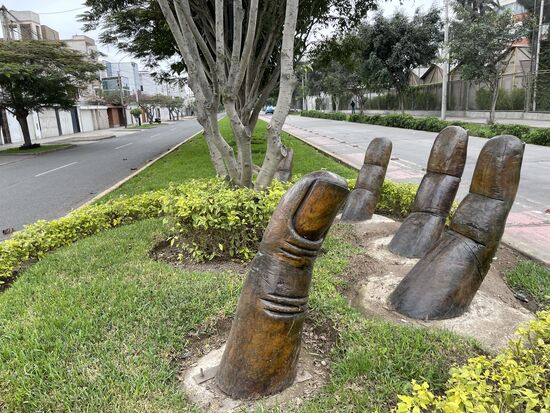 Ein interessantes Kunstwerk, an dem wir vorbei fahren, vor allem weil es in Glarus, eine sehr ähnliche Skulptur gibt...