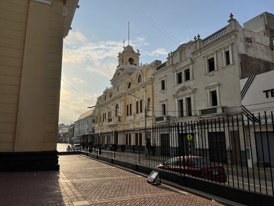 Neben der Kathedrale. rechts die Stadtverwaltung