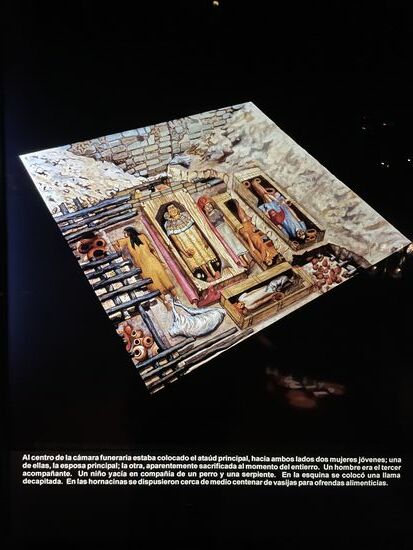 Anordnung des Grabes mit zwei Frauen und zwei Wächtern an beiden Seiten sowie weiterem Gefolge