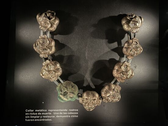 Grimmige Masken als Symbol für den Tod