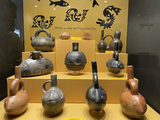 Krüge in Form von Fischen