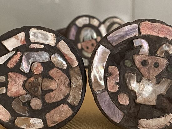 Schmuckstücke mit eingearbeiteten Muschelstücken