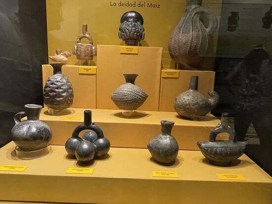 Keramiken in Form von Früchten und Gemüsen.