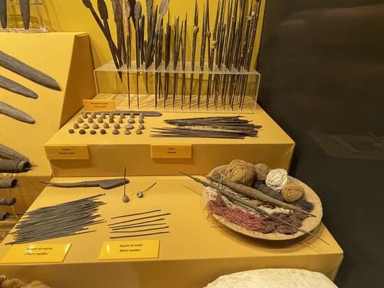 und ganz feine Nadeln aus hartem Holz