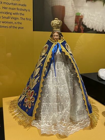 Ein interessanter Aspekt zeigt mir Emilio. Als die Spanier mit ihrer katholischen Kirche kamen, übernahmen die Einheimischen die neue Frauenfigur kurzerhand in ihre Bräuche und stellten sie als Berg dar. So passte sie in ihre Riten.