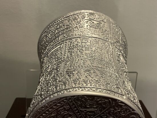 Mithilfe eines silbernen Bechers...