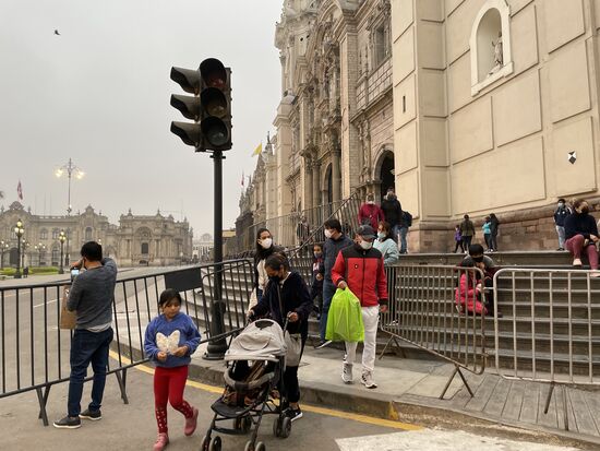 Es ist nur ein ganz schmaler Durchgang vor der Kathedrale, der offen ist.