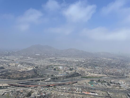 Blick zum riesigen Friedhof  - die hellen Gebäude links hinten und der Elektrobahn, die in elegantem Bogen durch die Stadt fährt.