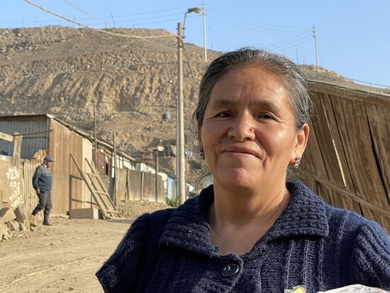 Irma, im Hintergrund ihr Vater, der nach ihr sucht