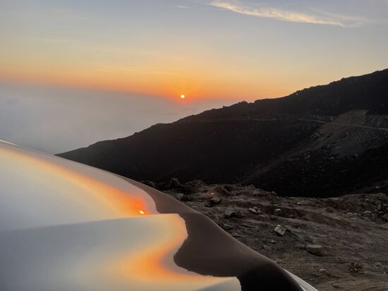 Die Sonne spiegelt sich auf der Motorhaube