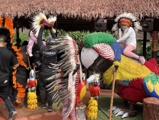 überall gibt es farbige Fotoecken, wo man sich mit farbigen Federn schmücken kann.