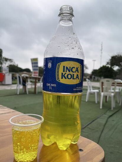 Gibts wahrscheinlich nur in Peru. Es wrude 1935 von einem Immigranten in Lima erfunden und wird inzwischen von Coca Cola hergestellt.