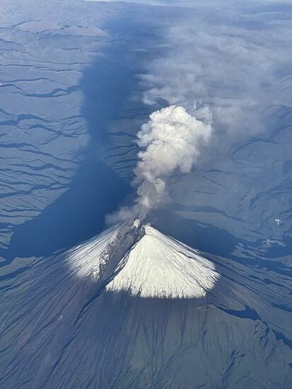 Ganz sicher bin ich nicht, aber es müsste der 5230 m hohe Vulkam Sangay in Ecuador sein. Er gilt als der aktivste Vulkan Südamerikas.