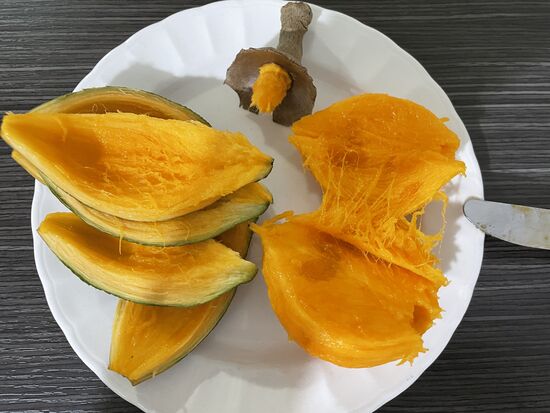 faseriges Fleisch mit grossen Kernen, die wie bei den Mangos mit dem Fruchtfleisch verbunden sind. Geschmack könnte ebenfalls mit Mango verglichen werden. Fein.