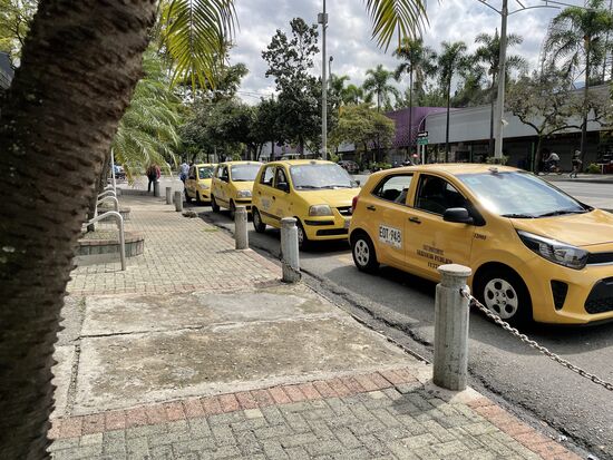 Die Taxis von Medellin sind gelb
