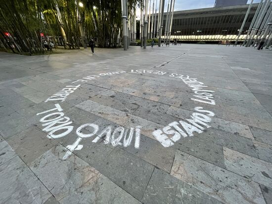 aqui estamos las mujeres resist lendo en el territorio
Hier sind wir die Frauen, die in diesem Gebiet Widerstand leisten
