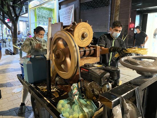 Die alte Zuckerrohrpresse übertönt sogar die Musik aus den nahen Boxen