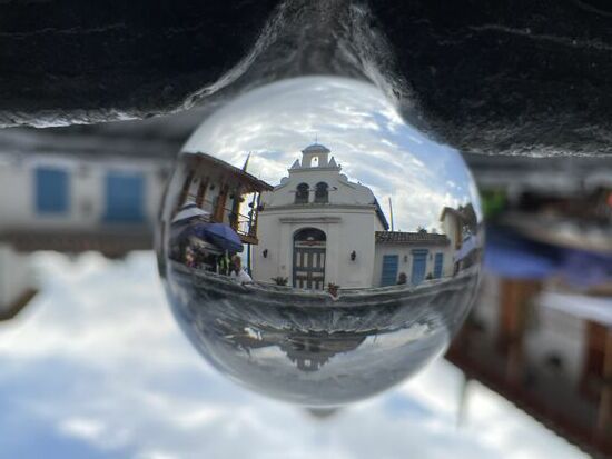 Die Strassenkünstlerin vor ein paar Tagen hat mich daran erinnert, dass ich meine Glaskugel auch dabei habe.