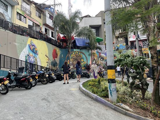 Ab hier gibt es keine Strasse mehr, nur noch Treppen und Rampen.