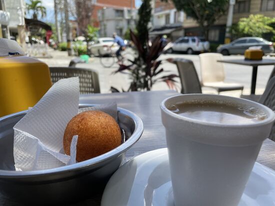 Eine frittierte Käsekugel zum Frühstück