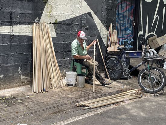 Er bearbeitet Besenstiele