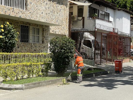 Natürlich sind überall auch die staatlichen Strassenwischer unterwegs. Sie kümmern sich überall unentwegt um Laub und Strassenstaub.