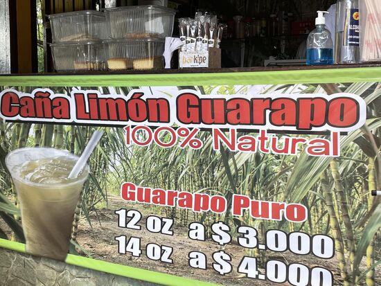 Guarapo - frisch gepresster Zuckerrohr-Saft mit Zitrone