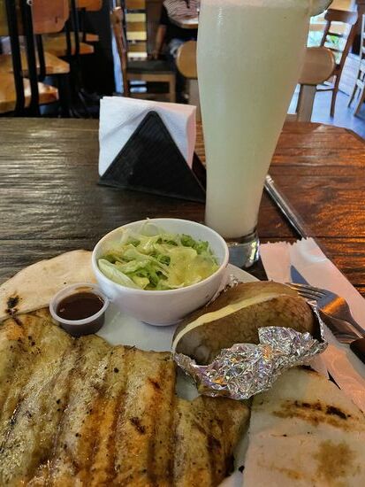 Der Drink ist eine Kokos-Limonade. Das Fleisch Poulet.