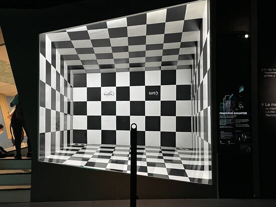 Der Raum geht rechts mehr in die Tiefe, nach unten. und in die Höhe. Das ist aber nicht einmal auf der Foto so richtig zu sehen.