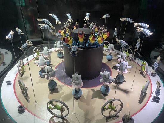 durch ein Stroboskoplicht wird aus der sich drehenden Scheibe ein lebendiges Bild. Schwierig zu beschreiben, hab ein Video auf meine Seite gestellt.