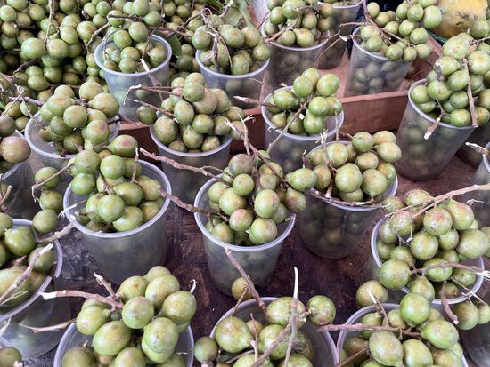 Sehen aus wie Trauben und werden auch so am Stängel verkauft.