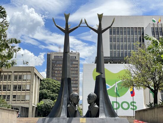 Vor dem Rathaus von Medellin