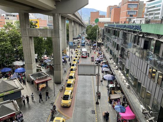 Das Trassee der Bahn ist hoch über der Strasse. Unten warten die Taxis