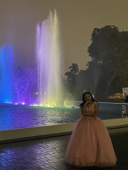 Wieder einmal eine 15-jährige Prinzessin - mit kurzen Ärmeln und glitzernden Sandalen. Brrrrrr...  Juni ist in Lima kein bevorzugtes Geburtstagsdatum.