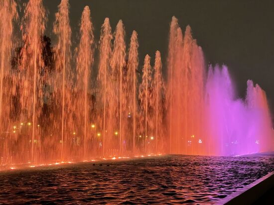 120 m lang und bis zu 20 m hoch ist dieses Wasserspiel.