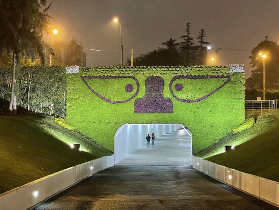 Unter dem Tunnel geht es auf die andere Strassenseite, wo ein paar ganz neue Wasserspiele auf den Besucher warten.